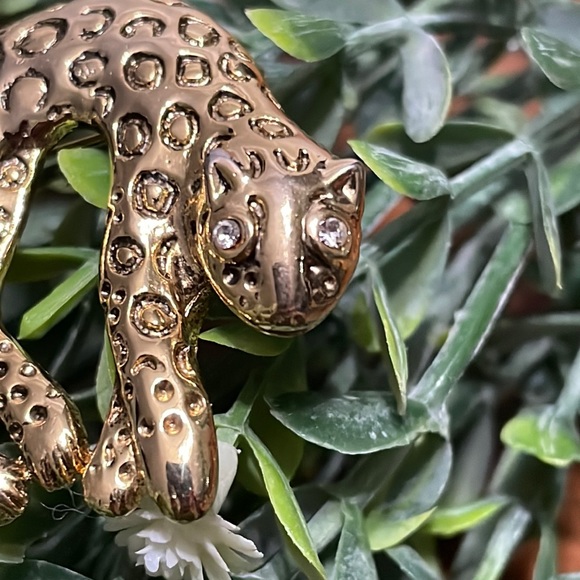 Golg Vintage Leopard Brooch with Moving Tale. - Picture 3 of 5